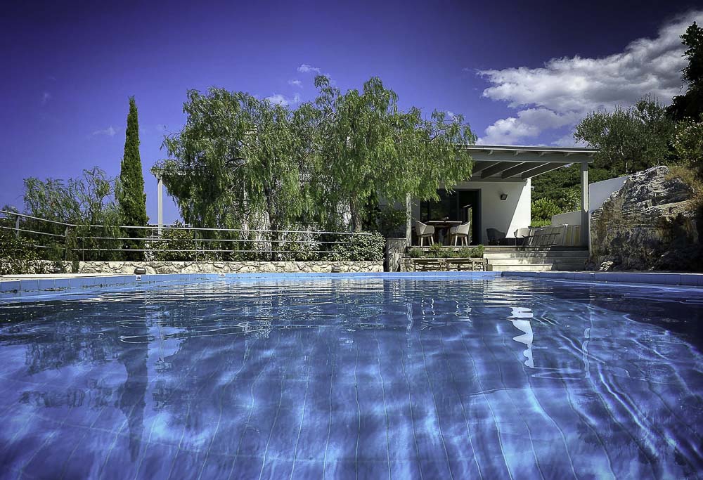 Piscine au sel de Villa Levanda, face à la terrasse ombragée des repas